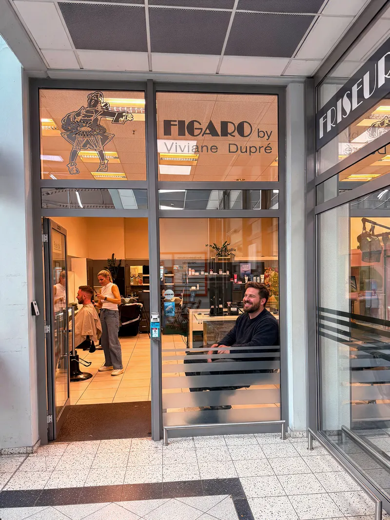Eingang des Salons Figaro by Viviane Dupré